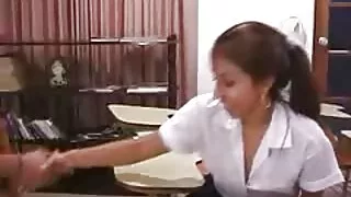Chérie à la peau film x amateur francais foncée avec de gros seins fait plaisir à son minou avec les doigts pendant la douche