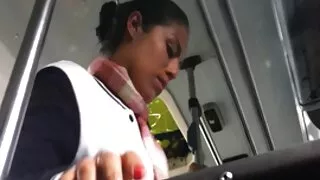 Salope brune tchèque excitée se doigte devant la caméra film x amateur francais