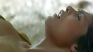 Le trou du cul savoureux d'un baiseur vorace est caressé avec un vibromasseur par la Japonaise xxx francais amateur sans vergogne Ako Ishida