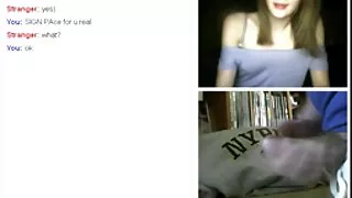 Une ado sexy video xxx amateur francais à la chatte serrée chevauche une énorme bite blanche
