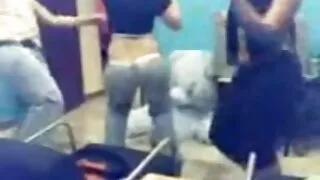Une ado japonaise perverse enfonce ses doigts espiègles dans sa culotte et stimule la chatte sur film porno amateur francais gratuit le sol