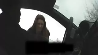 Petite film porno amateur français blonde fait une pipe en gorge profonde debout sur ses genoux