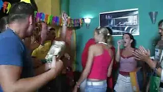 La mignonne blonde guillerette Kinzie Jo se prend deux film amateur x français bites dans sa douce bouche