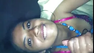 Une jolie salope aux cheveux blonds chevauche la bite dure de ce film porno amateurs français gros ami dans une pose face à face