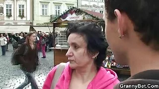 une prostituée film porno amateur gratuit français brune potelée et bouclée laide avec des seins affaissés se fait clouer la chatte poilue