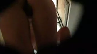 une houe japonaise aux video x amateur gratuit francais cheveux noirs se déshabille pour montrer ses jolis fesses arrondies