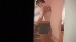 La séduisante jeune copine Lily Adams fait plaisir à la bite de son petit ami video xxx amateur francais
