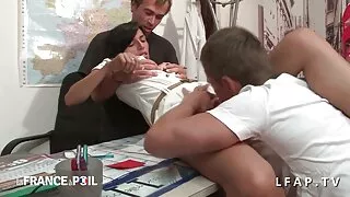 Avide de jus film porno amateur francais gratuit de dame, le mec mange goulûment la chatte humide de Lara