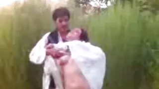 Une brune folle de sexe pousse une culotte rose dans une chatte étirée film x amateur francais