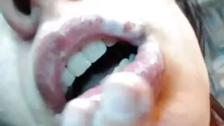 La mignonne japonaise chaude Ema Kisaki lui enfonce la chatte avec un gode dans film x francais amateur un clip de sexe en gangbang