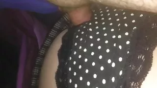 Chubby pute à la peau pâle film amateur x français avec des bonnets D chevauche un mec blanc