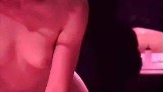 Sale salope brune Bethany reçoit l'ordre film x amateur français de sucer un gode