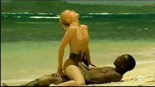 Des salopes sordides avec des costumes pervers sont baisées durement dans une scène film porno amateur belge de trio FFM