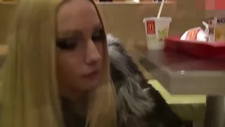 Un modèle porno séduisant film porno amateur francais gratuit masturbe sa chatte et montre de la lingerie sexy