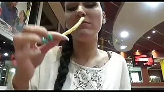 Une salope brune chevauche une bite dure dans une film porno amateur belge vidéo de sexe en POV