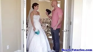 La jeune femme au foyer excitée Elouise se met à film x amateur francais quatre pattes et montre son trou anal et sa chatte humide