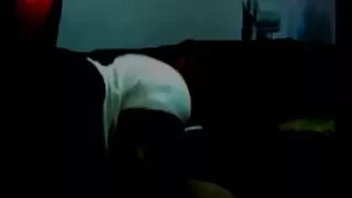 Brune gâtée Beth pisse dans un film x amateur français récipient en verre