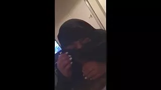 Une brune jonglante fait film x amateur français gratuit une pipe à un gros black bouclé