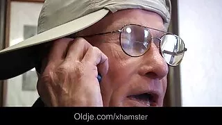 Superbe action de jouet de baise réalisée film amateur x français par deux lesbiennes chaudes