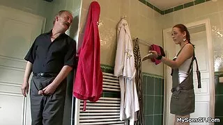 La séduisante maîtresse London River film x francais amateur punit un homme attaché dans la salle BDSM