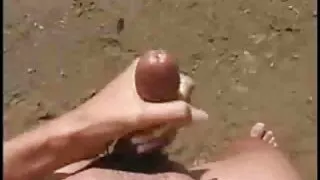 Jolie rousse aux tétons gonflés Candy P met ses doigts dans la chatte film x amateur français humide