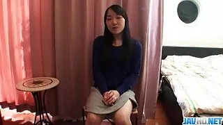 Salope brune sexy avec des nattes effectue une gorge profonde torride en vidéo film x français amateurs POV