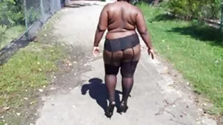 Une blonde gémissante avec beaucoup de maquillage se fait baiser analement par derrière de manière film porno français amateur brutale