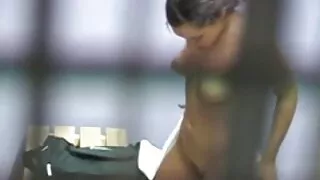 Babe aux film amateur x français cheveux noirs plantureuse et extrêmement sexy avec un beau cul est baisée