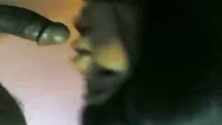 Fille film porno amateur français gratuit brune avec un look audacieux et de nombreux tatouages donne une pipe en POV