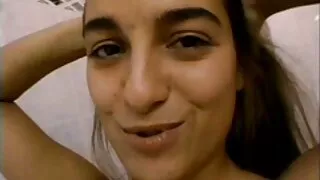 Une brune séduisante aux longues jambes et des mecs bisexuels gâtés video x amateur gratuit francais sont occupés à sucer des bites