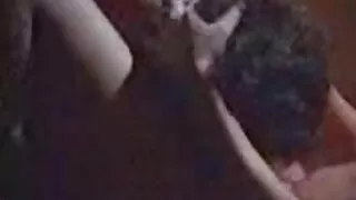 Une brune aux cheveux raides accro aux jouets joue avec un gode sur film porno français amateurs le lit superposé