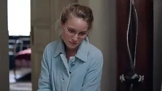 Fille ludique avec un xxx français amateur joli visage vous montre comment elle se rase la chatte