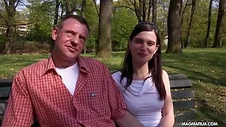La jolie demi-soeur rousse Danni film porno français amateur Rivers donne la tête et se fait baiser devant une caméra POV