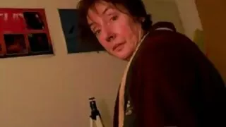 Poussin d'ébène au sang film amateur x français chaud avec de petits seins fait du jogging en levrette orageux sur un canapé en cuir