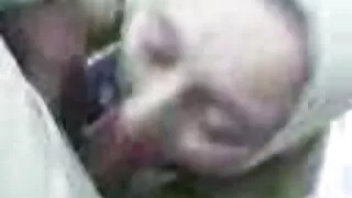 Deux monstres brutaux porno amateur gratuit français baisent fort une fille aux cheveux noirs.
